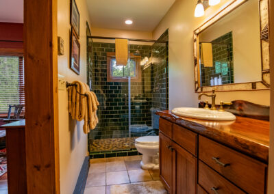 HillsideCondoWithWhitefaceMountainViews Bathroom Bedroom4
