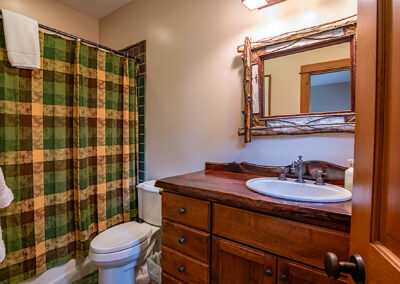 HillsideCondoWithWhitefaceMountainViews Bathroom Bedroom5