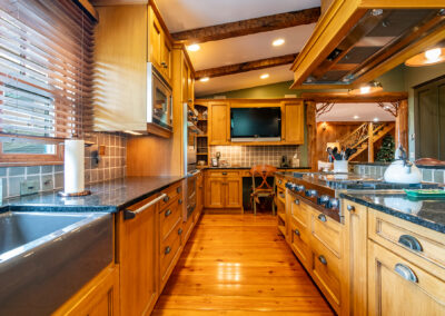 HillsideCondoWithWhitefaceMountainViews Kitchen Stove